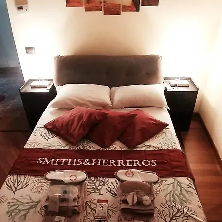 Smiths & Herreros Apartment Genoa